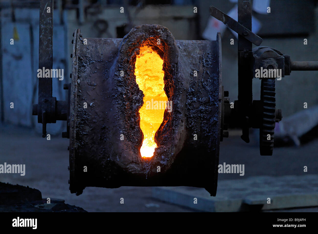 Louche à grue du fer en fusion, à la recherche dans la fabrication de fer historique Fuerst-Stolberg-Huette par un fossé, Ilsenburg, Har Banque D'Images