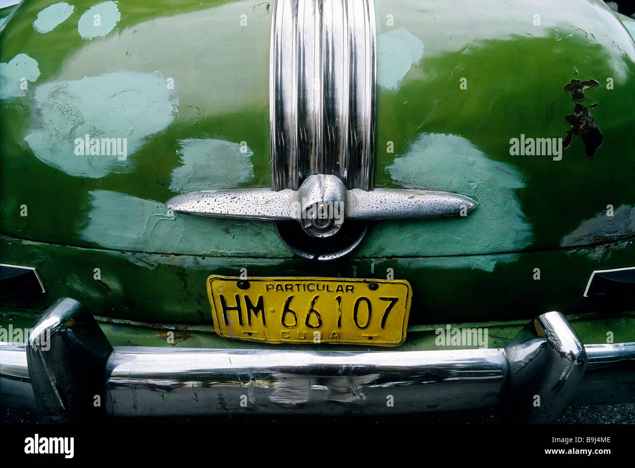 L'arrière d'une voiture d'époque, des taches rouillées recouvertes de peinture sur le couvercle du coffre, Pontiac Chieftain de 1952, La Havane, Cuba, Caraïbes Banque D'Images