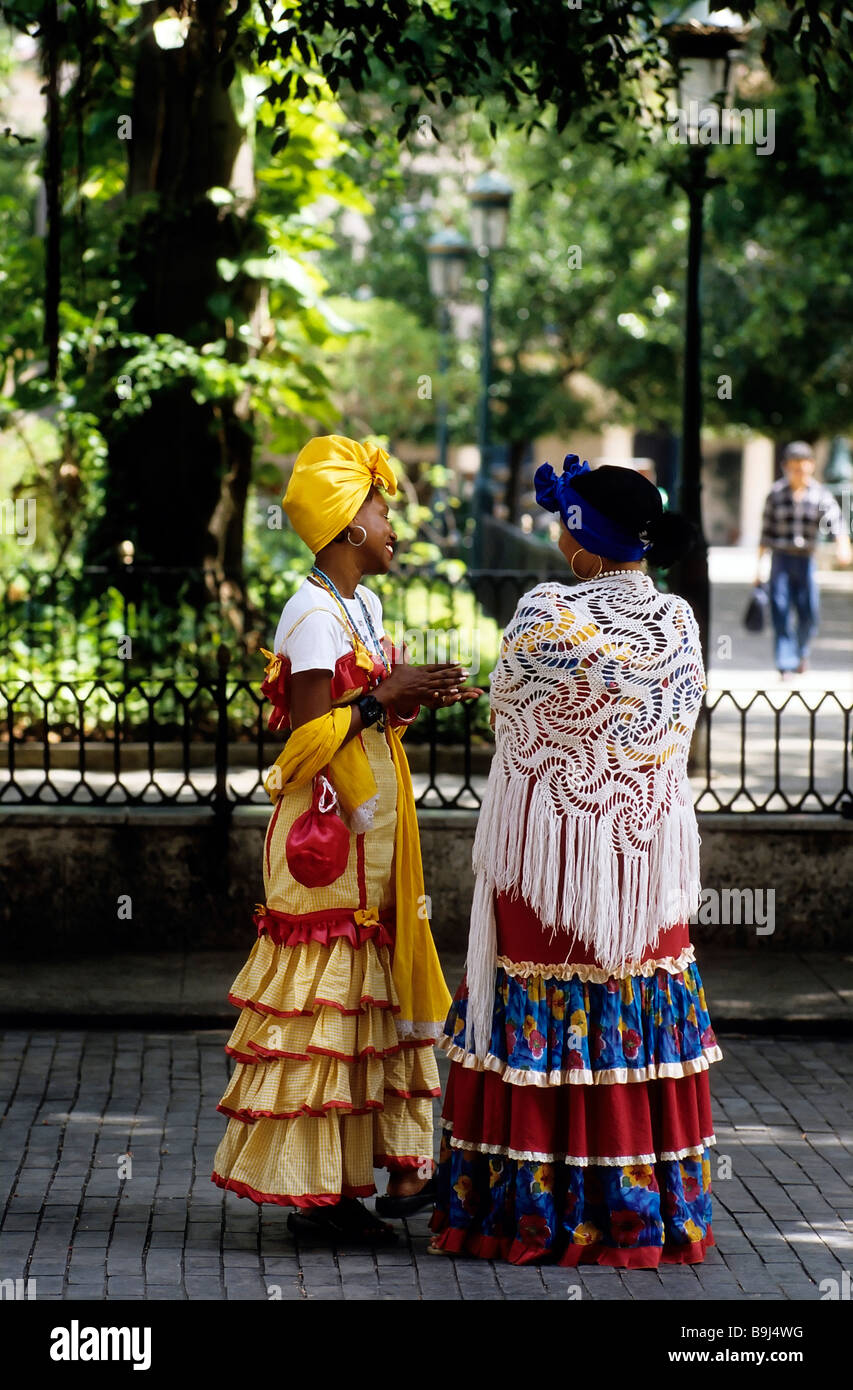 Créole deux femmes portant des robes traditionnelles colorées, parler dans un parc, La Habana Vieja, La Havane, Cuba, Caraïbes Banque D'Images