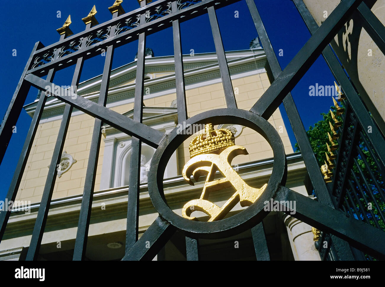 Porte d'entrée avec l'initiale en or du prince Albert de Prusse, Schloss Château Albrechtsberg, Dresde, Saxe, Allemagne, Euro Banque D'Images