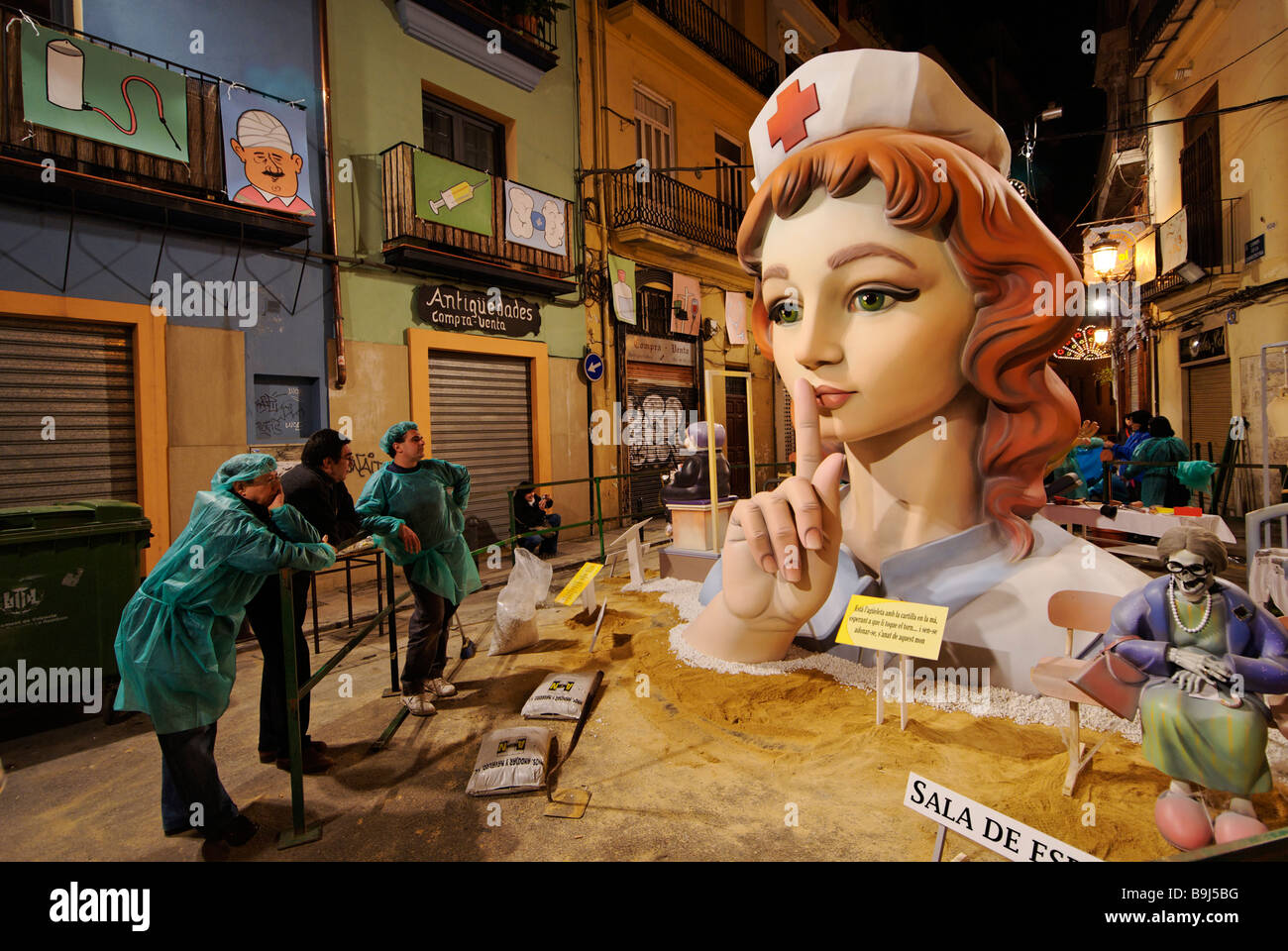 Las finitions sont apportées à une sculpture Ninot construit dans les rues de Valence Fallas pour célébrer l'Espagne Banque D'Images