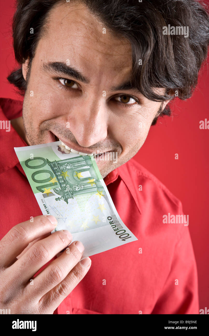 Homme mordre dans un projet de loi Euro 100 Banque D'Images