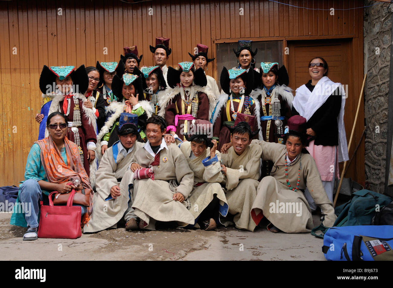 Les porteurs ladakhis costumes traditionnels avec la coiffe Perak, Leh, Ladakh, Inde du Nord, Himalaya, Asie Banque D'Images