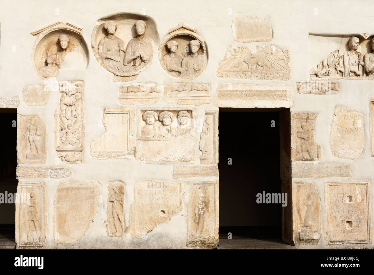 Reliefs romain dans l'arcade du Schloss Seggau près de Leibnitz, Styrie, Autriche, Europe Banque D'Images