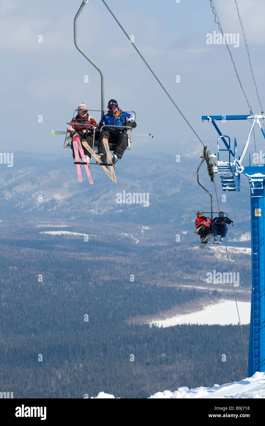 Skieurs sur une remontée mécanique jusqu'à la montagne Banque D'Images