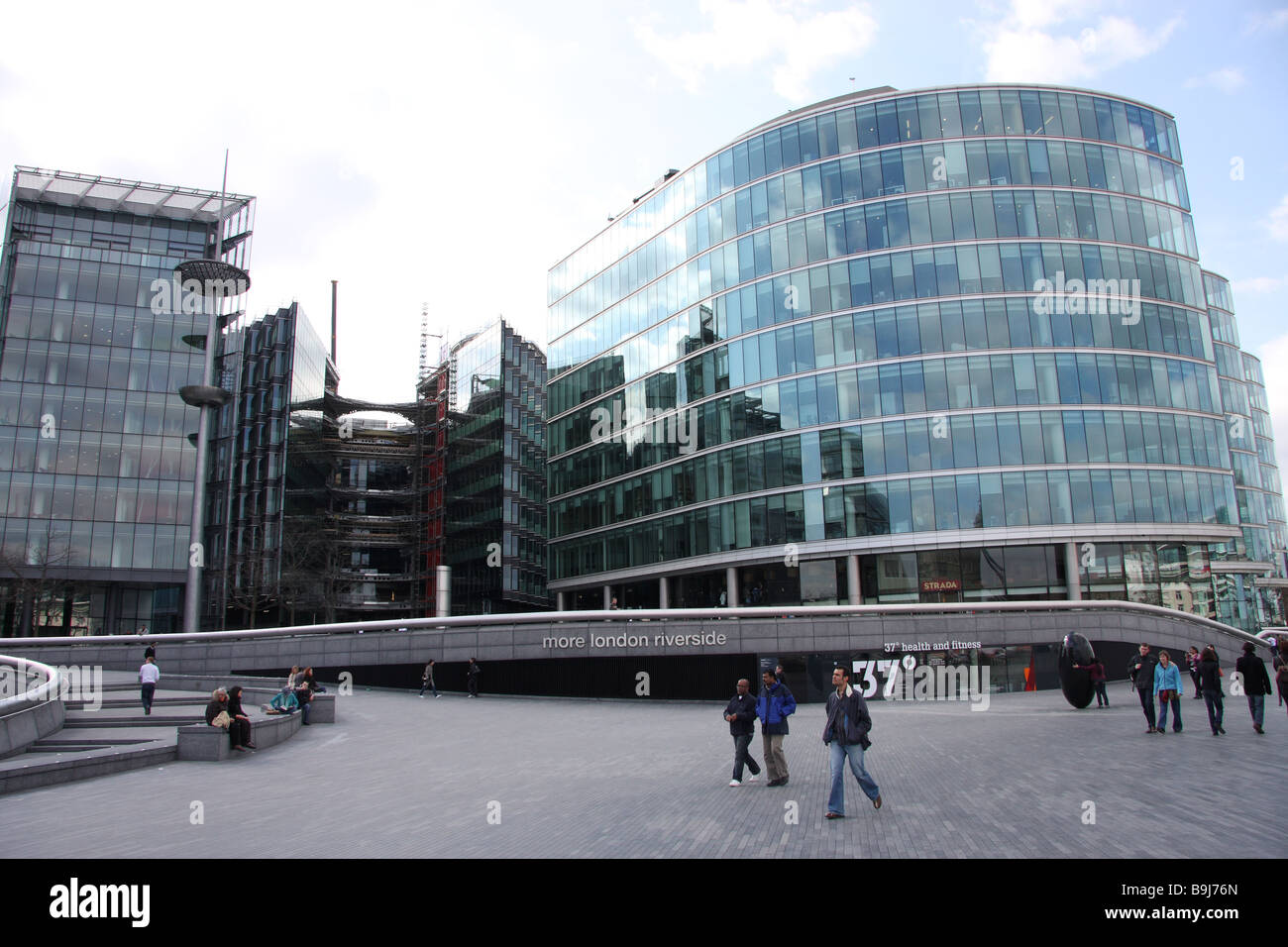 London England uk piazza vêtu en verre moderne architecture bureaux rive sud tamise Banque D'Images