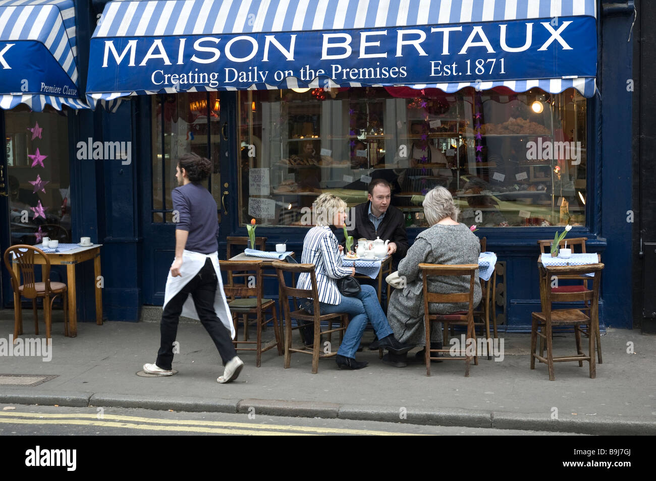 Un groupe d'amis à dîner à la MAISON BERTAUX- POPULAIRE RESTAURANT LONDRES SOHO Banque D'Images