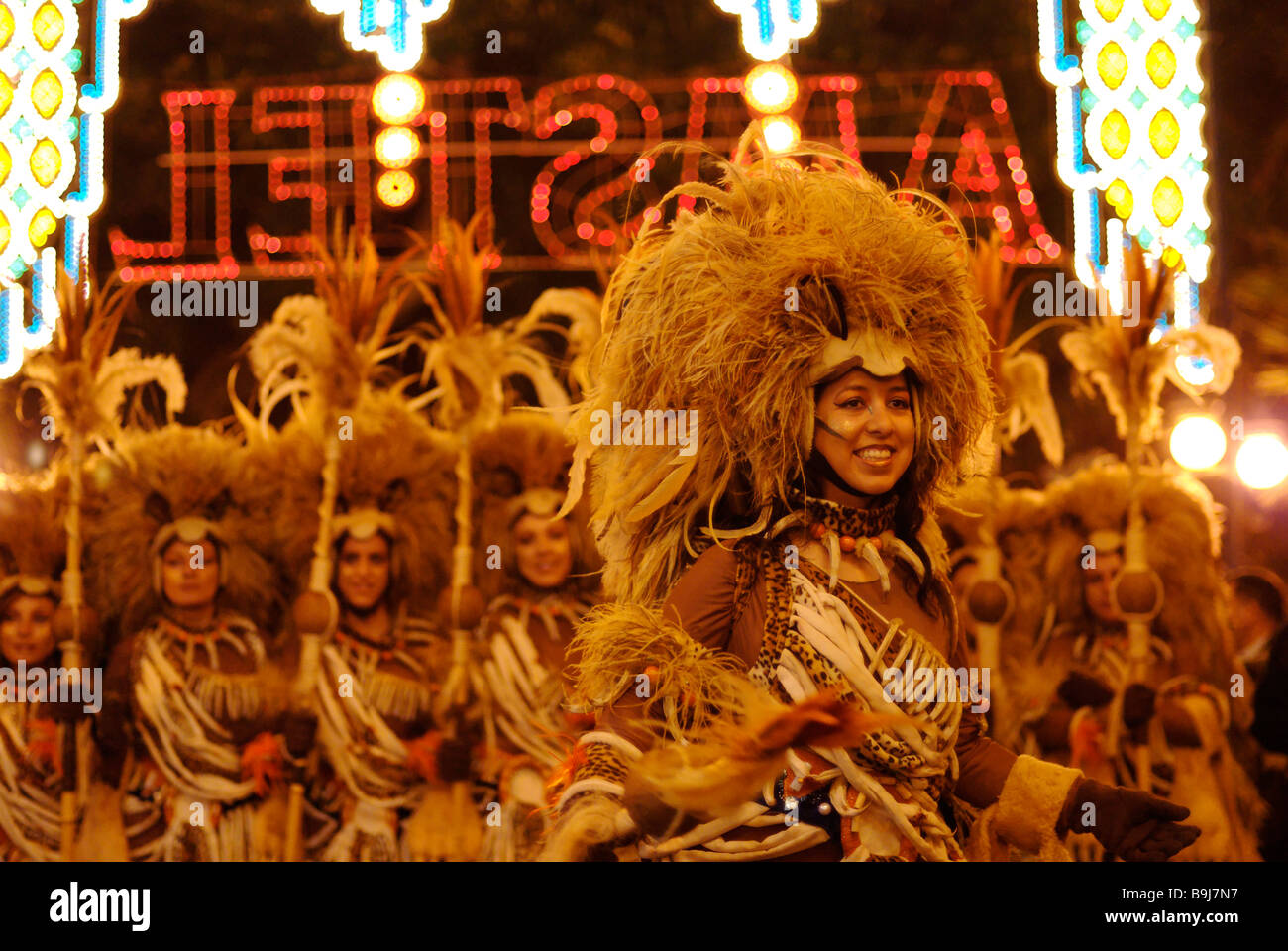 Costume défilé pendant les célébrations de Las Fallas dans les rues de Valence Espagne Banque D'Images