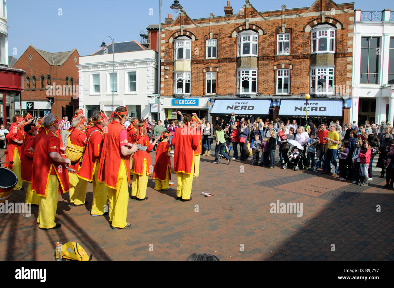 Blocofogo band de divertir les passants dans le centre-ville de Royal Tunbridge Wells Kent England UK Banque D'Images