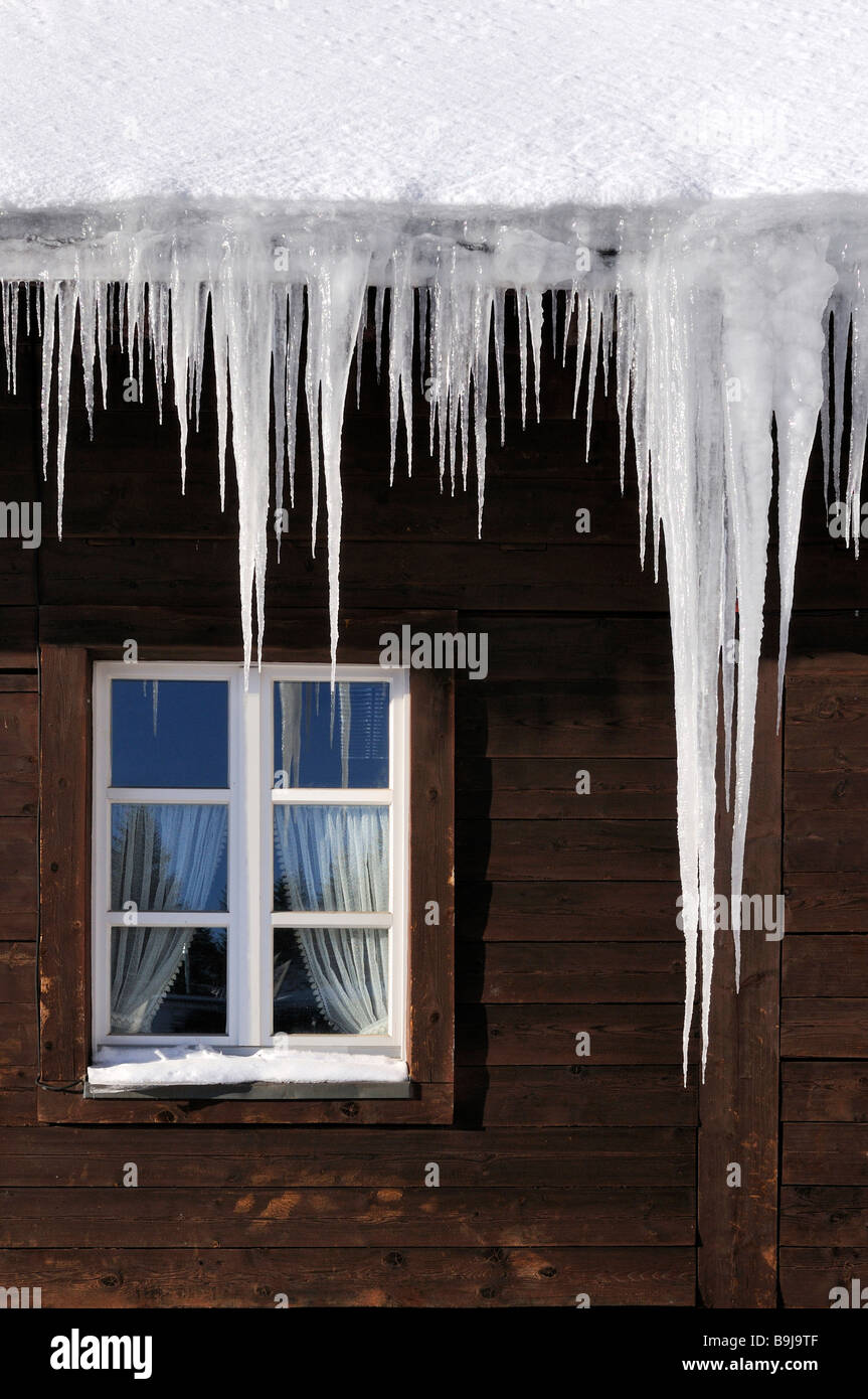 De Glaçons pendant une gouttière de toit Banque D'Images