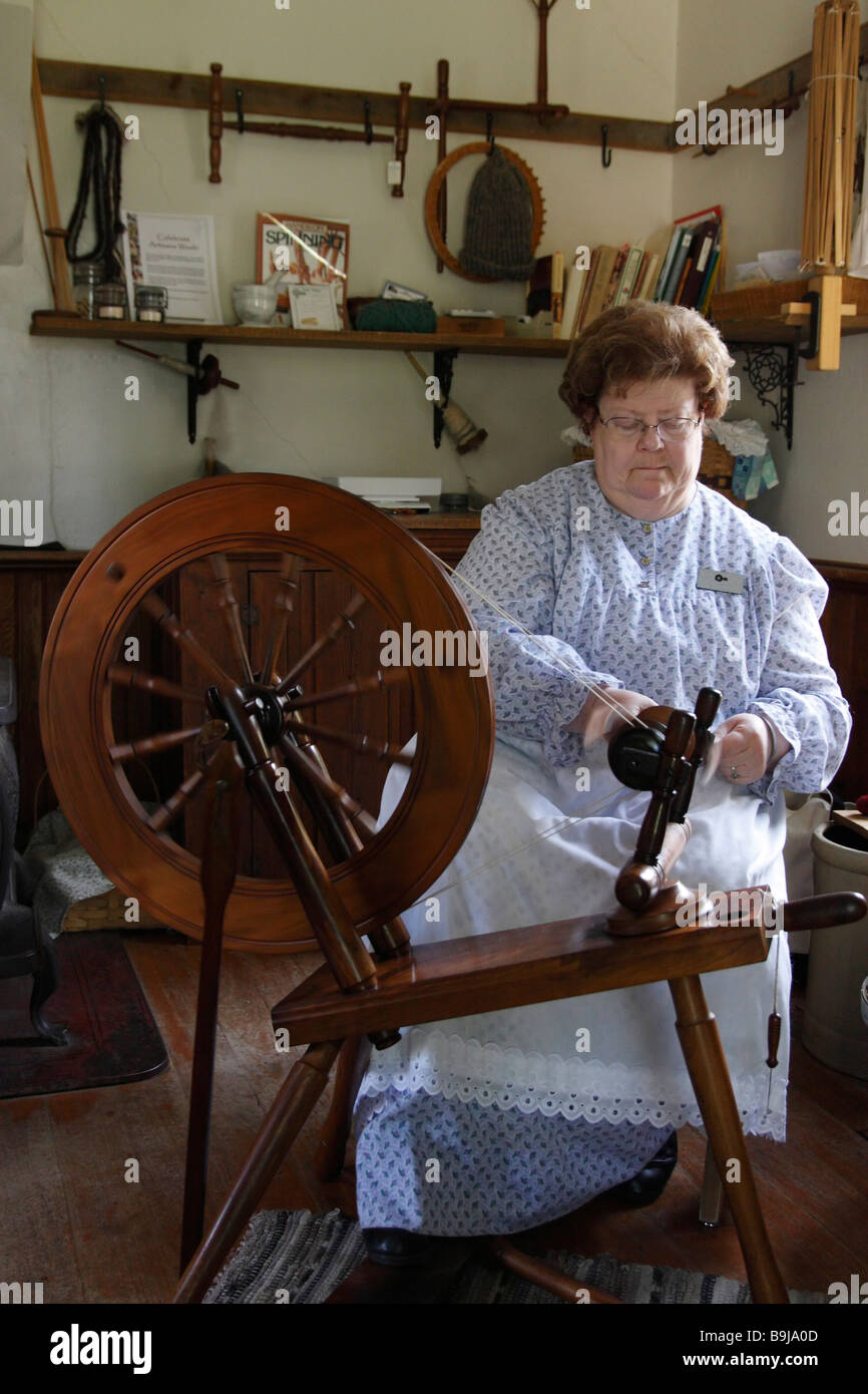 Artisanat historique américain historique habillé femme en faire sur la roue de filature Ohio aux États-Unis haute résolution Banque D'Images