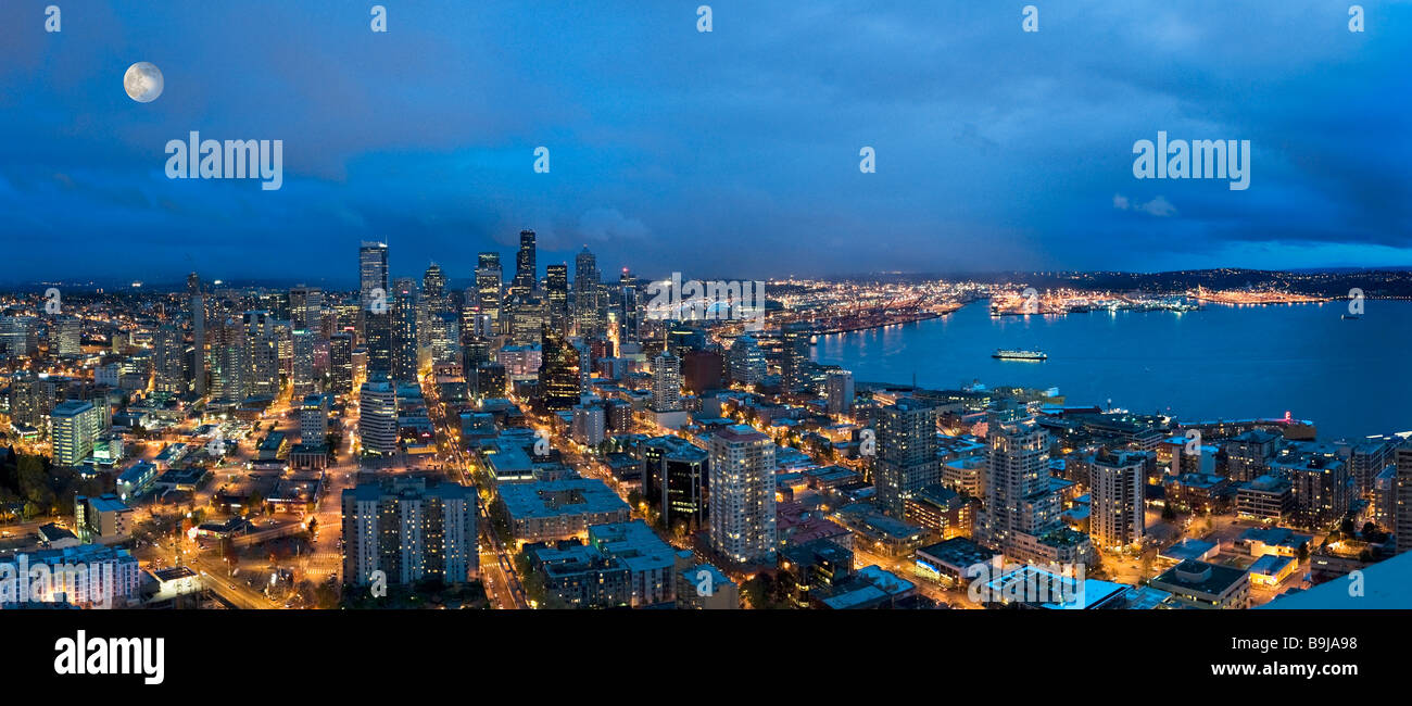 Vue sur la baie Elliott et la ville la nuit du haut de la Space Needle, Seattle, Washington, USA Banque D'Images