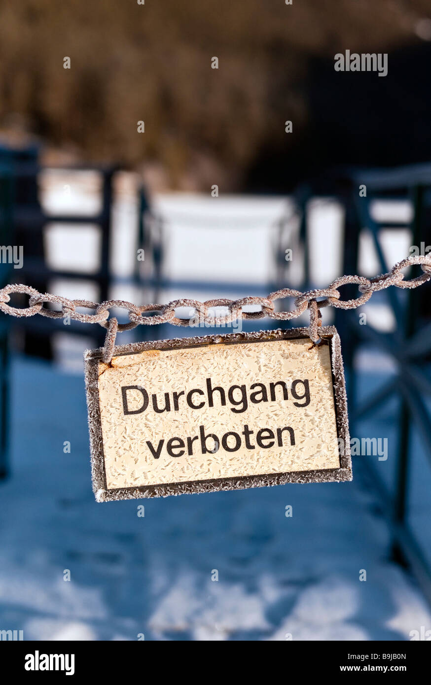 Jetée avec signe, pas de passage, à un lac gelé, lac Heiterwanger, Heiterwang, Tyrol, Autriche, Europe Banque D'Images