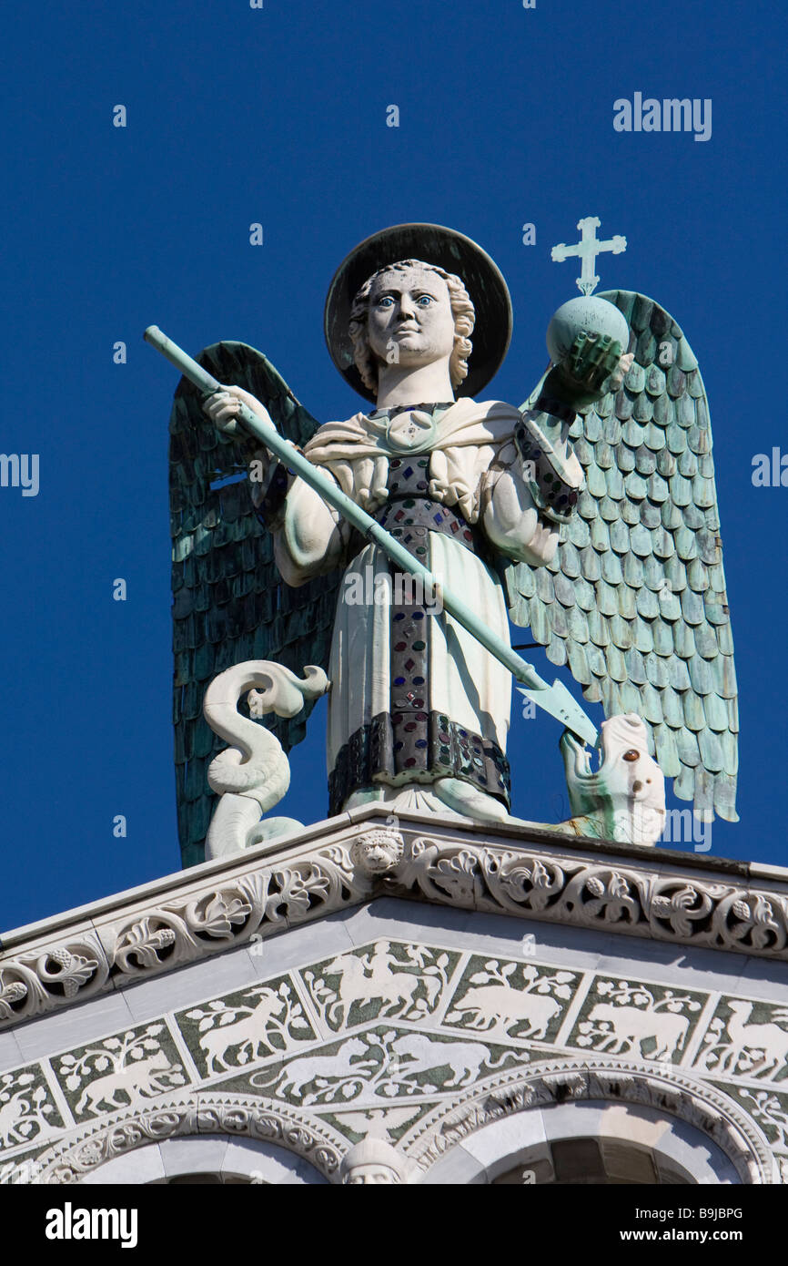 La figure de sainte Église San Michele, l'art roman pisan, Piazza San Michele, Lucca, Toscane, Italie, Europe Banque D'Images