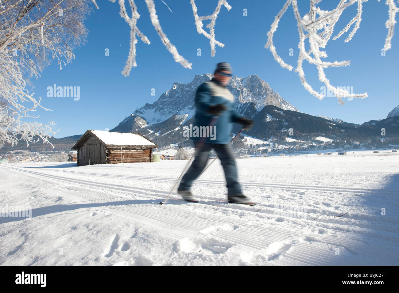 Hay shed et ski de fond, dans l'arrière Mt Zugspitze, Tyrol, Autriche, Europe Banque D'Images