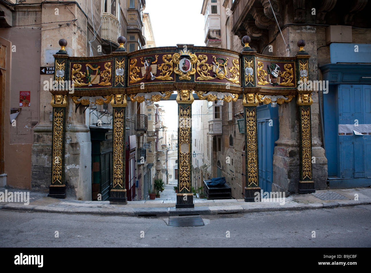 Décorations de rue après une fiesta de Ste Lucie Street, Valletta, Malta, Europe Banque D'Images