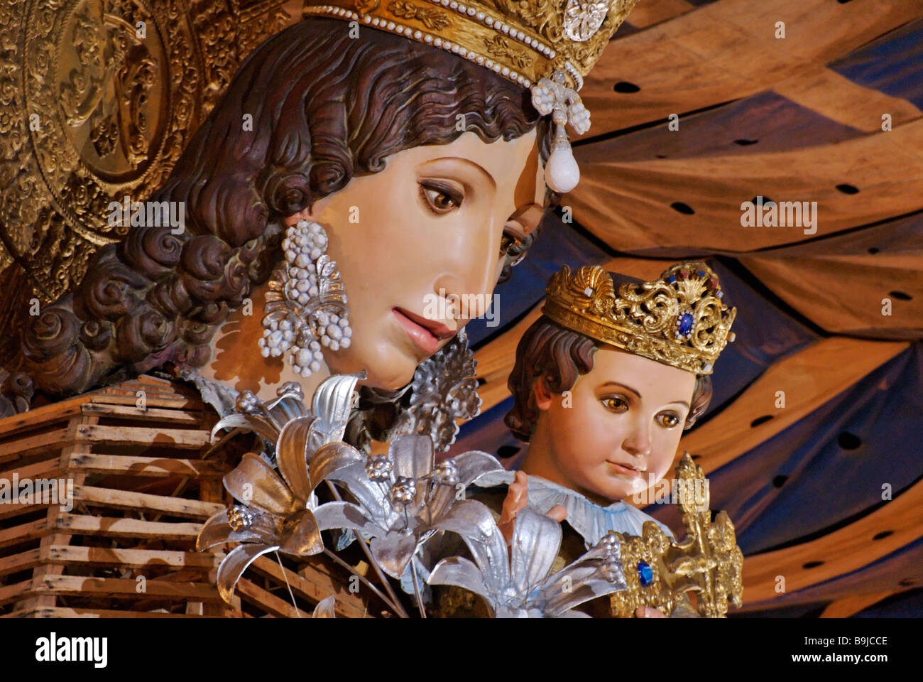 Grande réplique en bois statue de Virgen de los Desamparados. Fallas Valencia Espagne Banque D'Images
