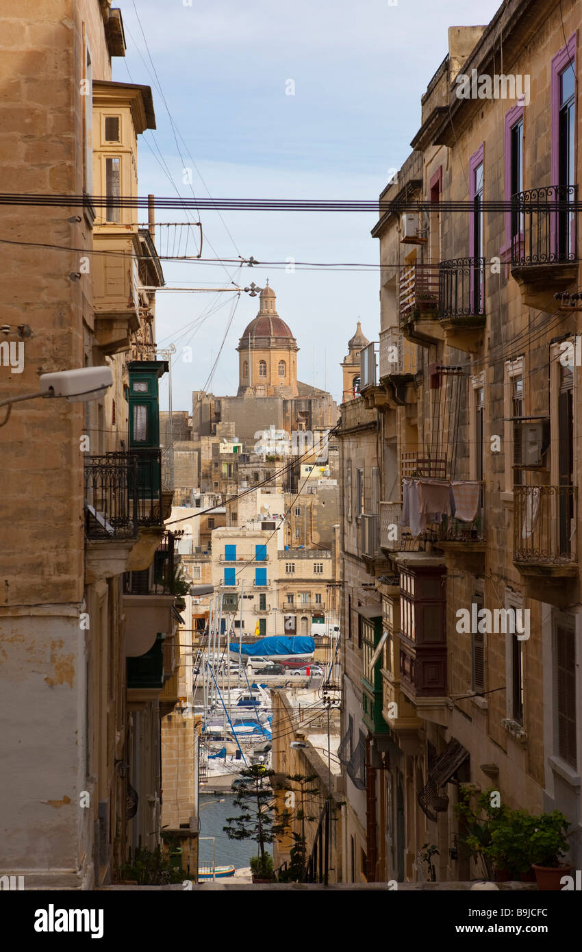 Vue à travers de vieilles ruelles dans Senglea la Sacra Infermeria Église Santa Skolastika de Vittoriosa Brigu, Malta, Europe Banque D'Images