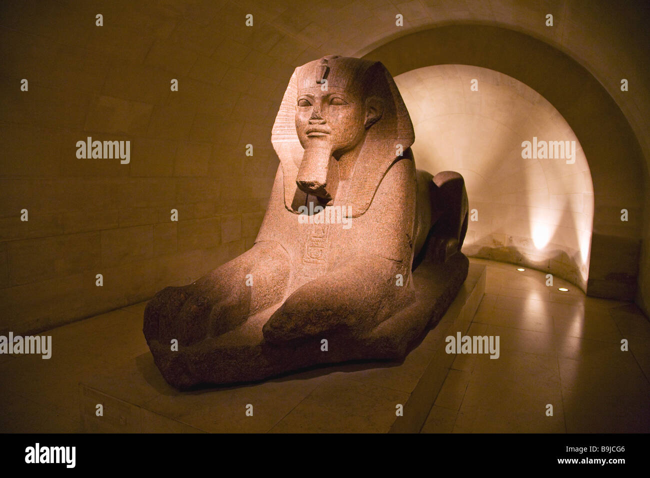 Grand Sphinx de Tanis Musée du Louvre Paris France intérieur de l'UE l'Europe Banque D'Images
