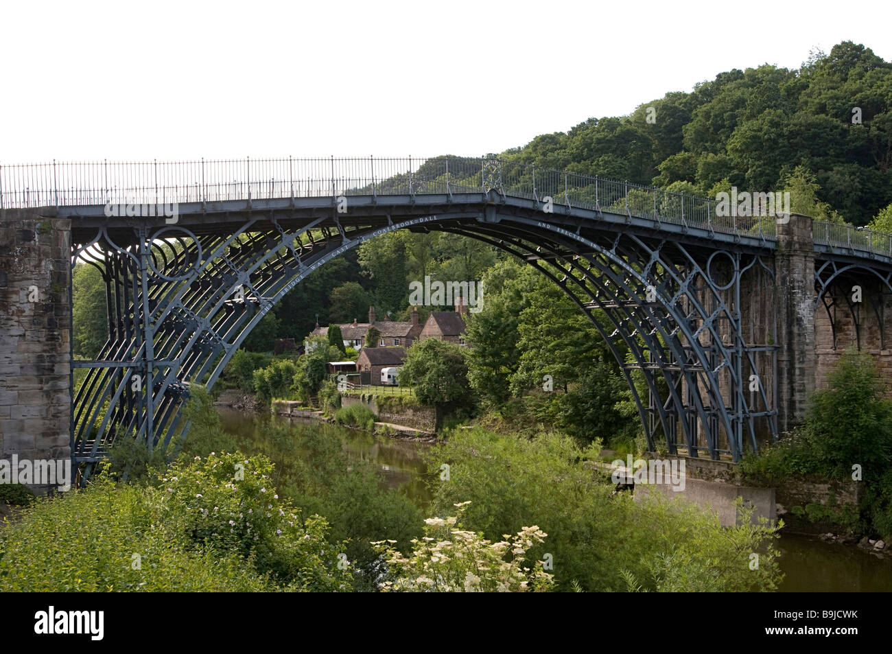 Ironbridge traversant la rivière Severn, premier pont de fer dans le monde, construit par Abraham Darby en 1779, à Telford, Shropshire, Angleterre Banque D'Images