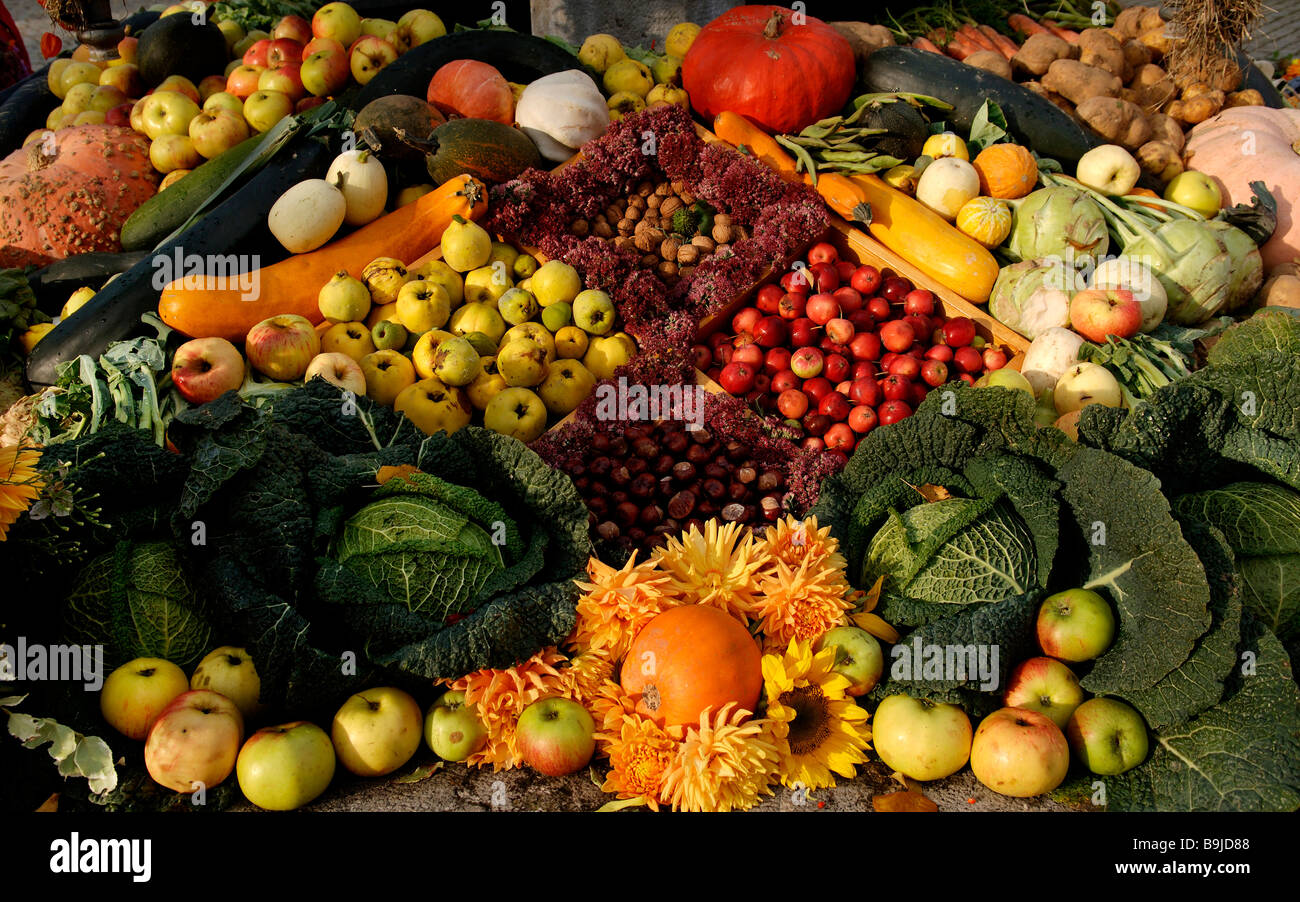 Bien décoré avec des fruits et légumes pour la fête de la récolte, détail, Heiligenstadt, Haute-Franconie, Bavaria, Germany, Europe Banque D'Images