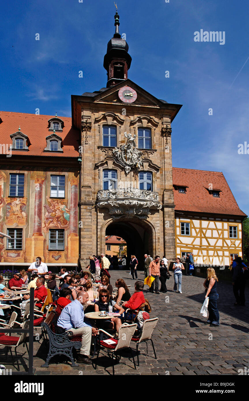 Ancien hôtel de ville, les touristes au café à l'avant, à Bamberg, Haute-Franconie, Bavaria, Germany, Europe Banque D'Images