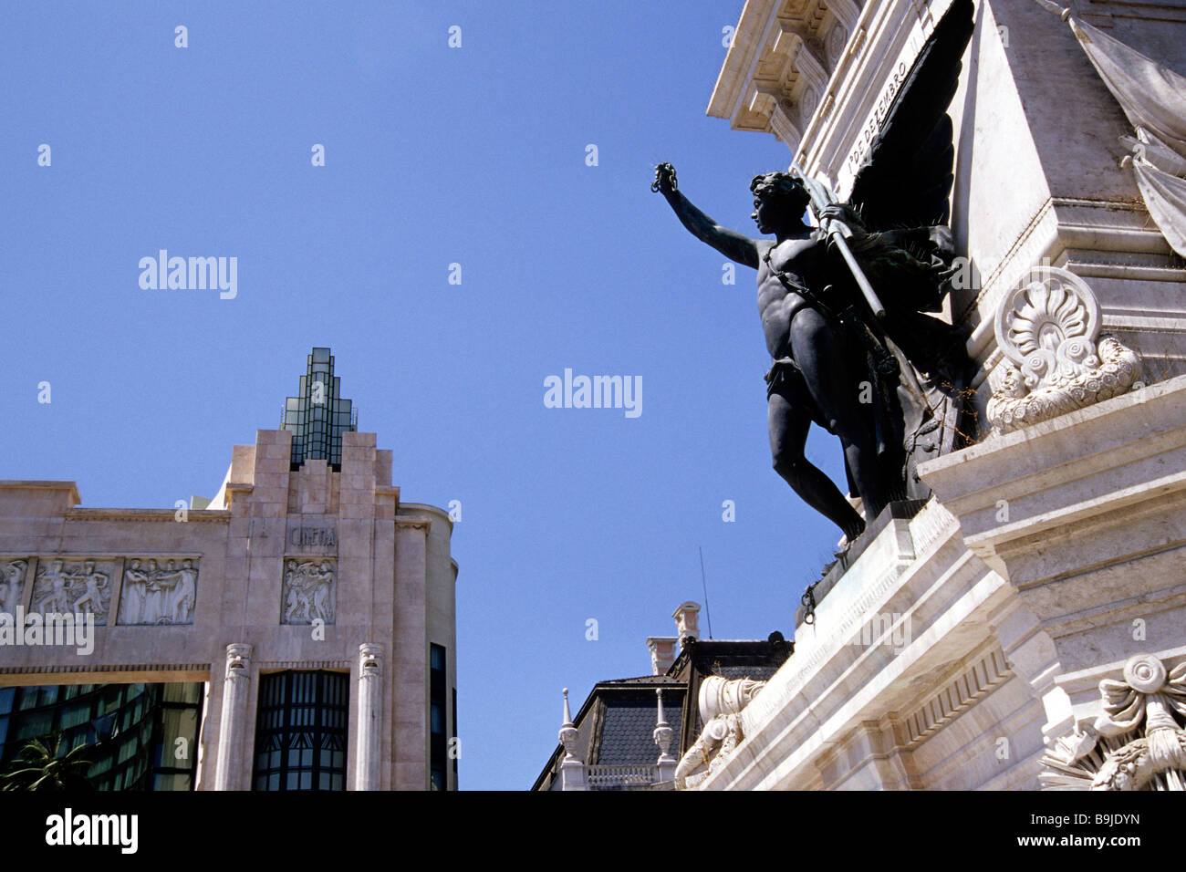 Monumento dos Restauradores, à gauche l'ancien cinéma l'Eden, un cinéma construit dans les années 1930 dans un style art déco, Praca dos Resta Banque D'Images