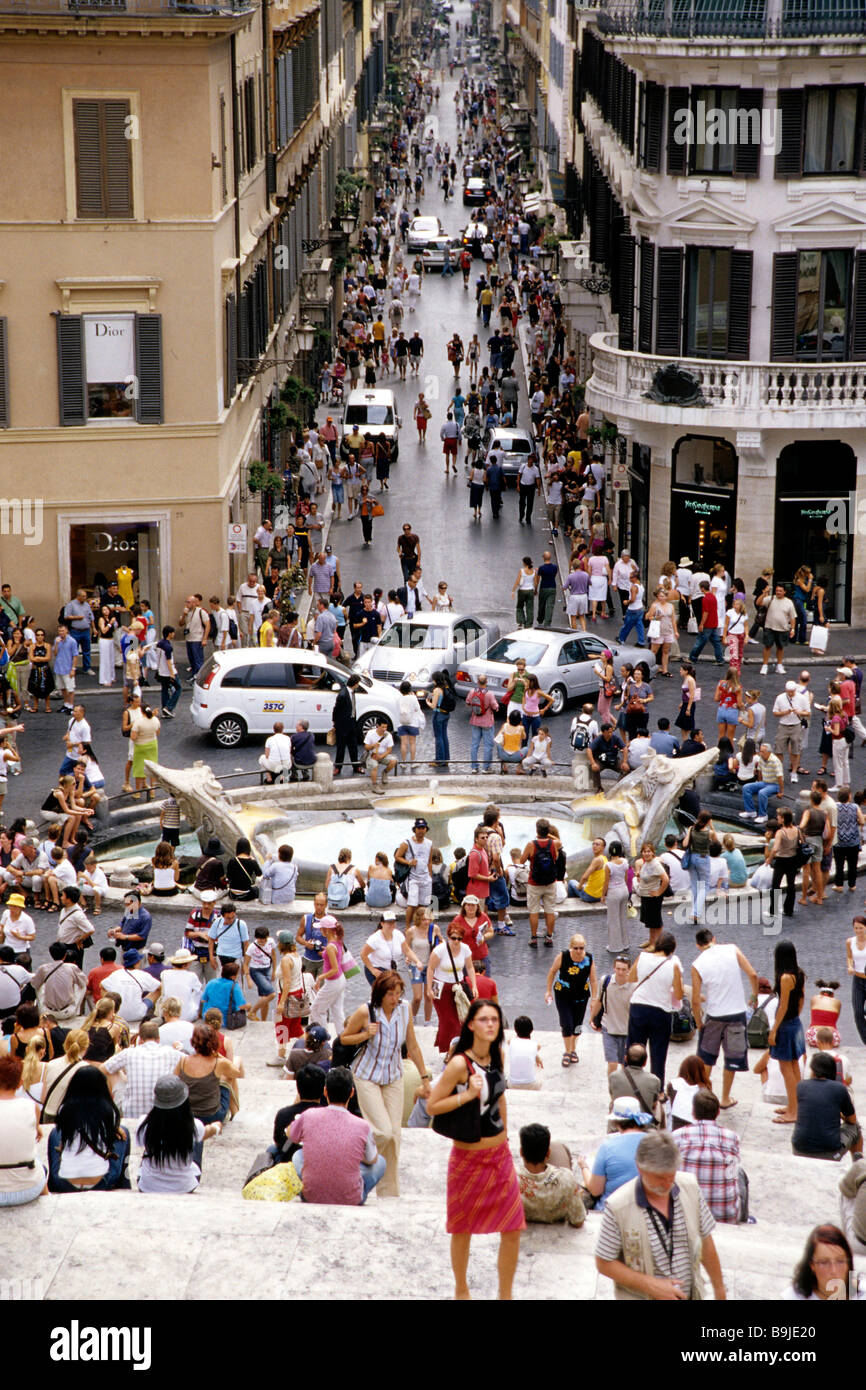 Les gens peuplant les marches espagnoles, Piazza di Spagna, escalier de la Trinita dei Monti, vue de dessus de la Via dei Condotti, Banque D'Images