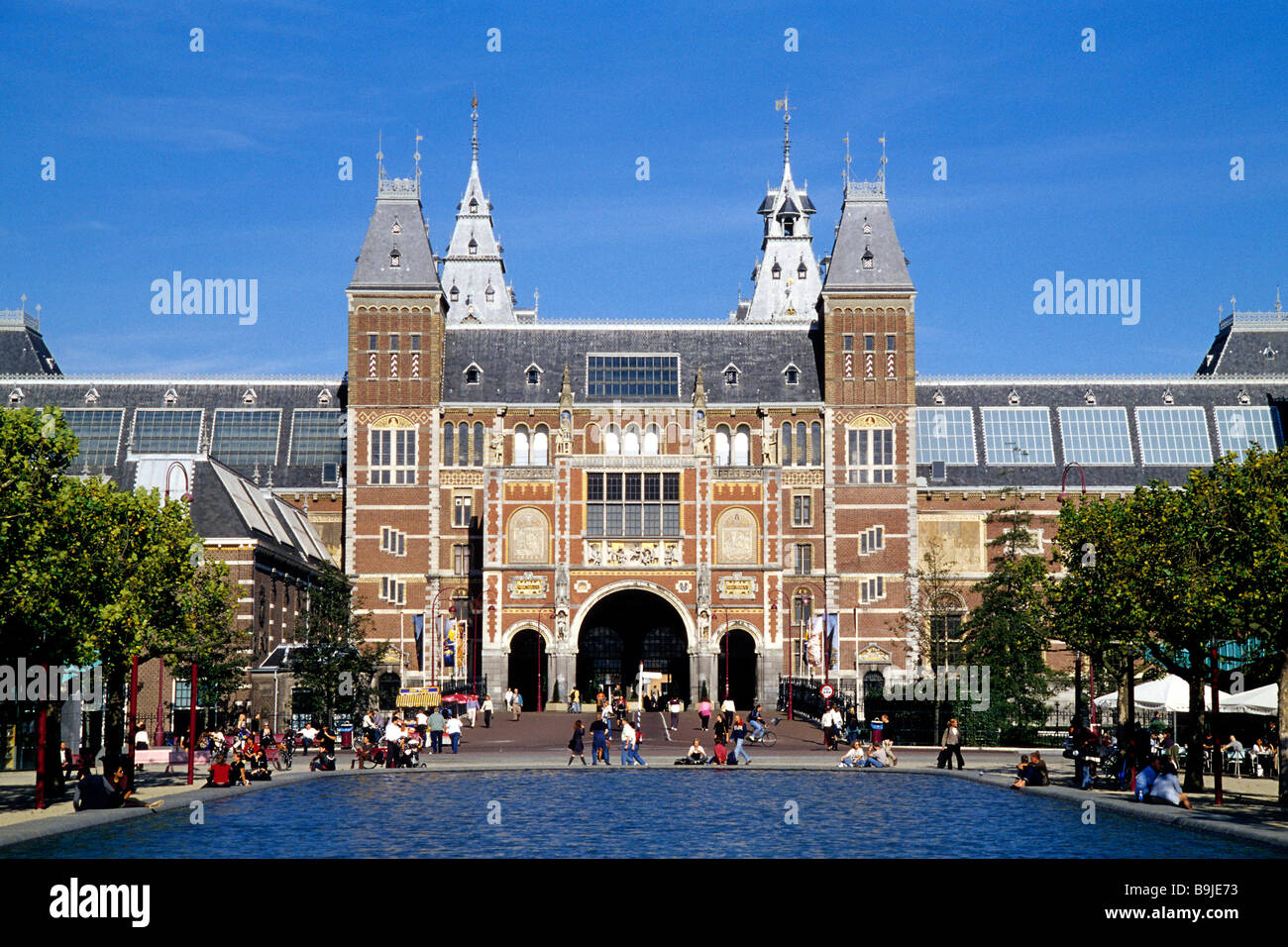 L'architecture à la place Museumplein, Rijksmuseum, façade, Amsterdam, Hollande du Nord, Pays-Bas, Europe Banque D'Images