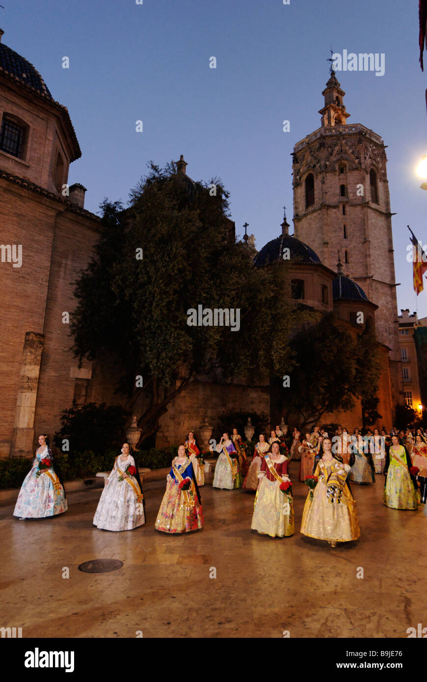 Falleras arrivent sur la place de la Vierge à la fleur d'offrir à la Virgen de los Desamparados. Festival de Las Fallas. Valence. Espagne Banque D'Images