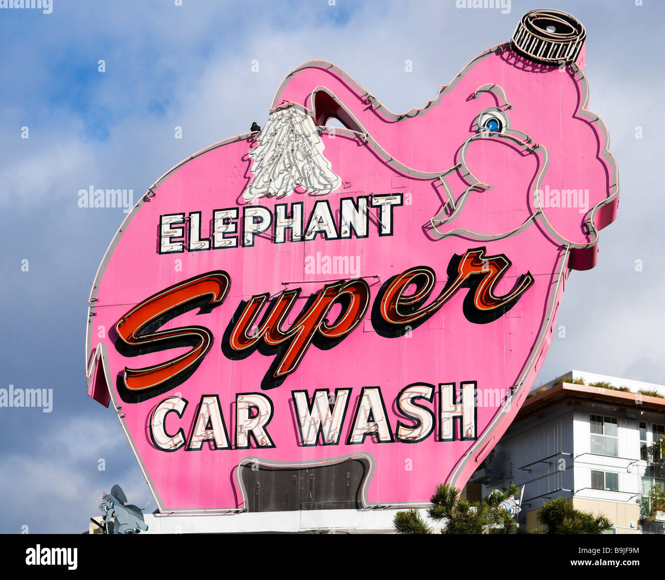 Grand éléphant rose à l'extérieur d'un lavage de voiture, Seattle, Washington, USA Banque D'Images