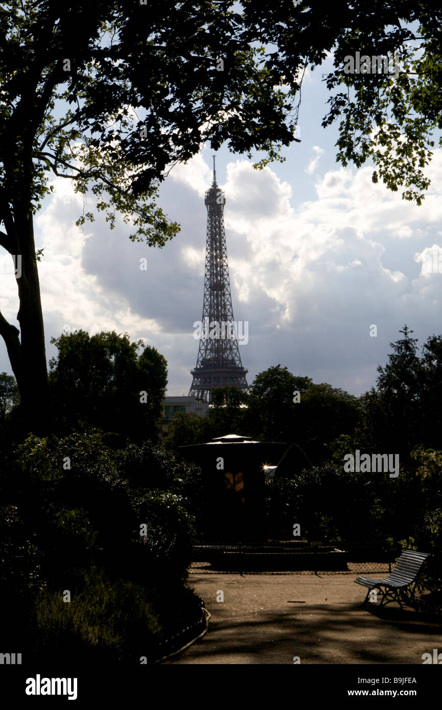 À la recherche à travers des arbres à la Tour Eiffel à Paris France Samedi 21 Juillet 2007 Banque D'Images