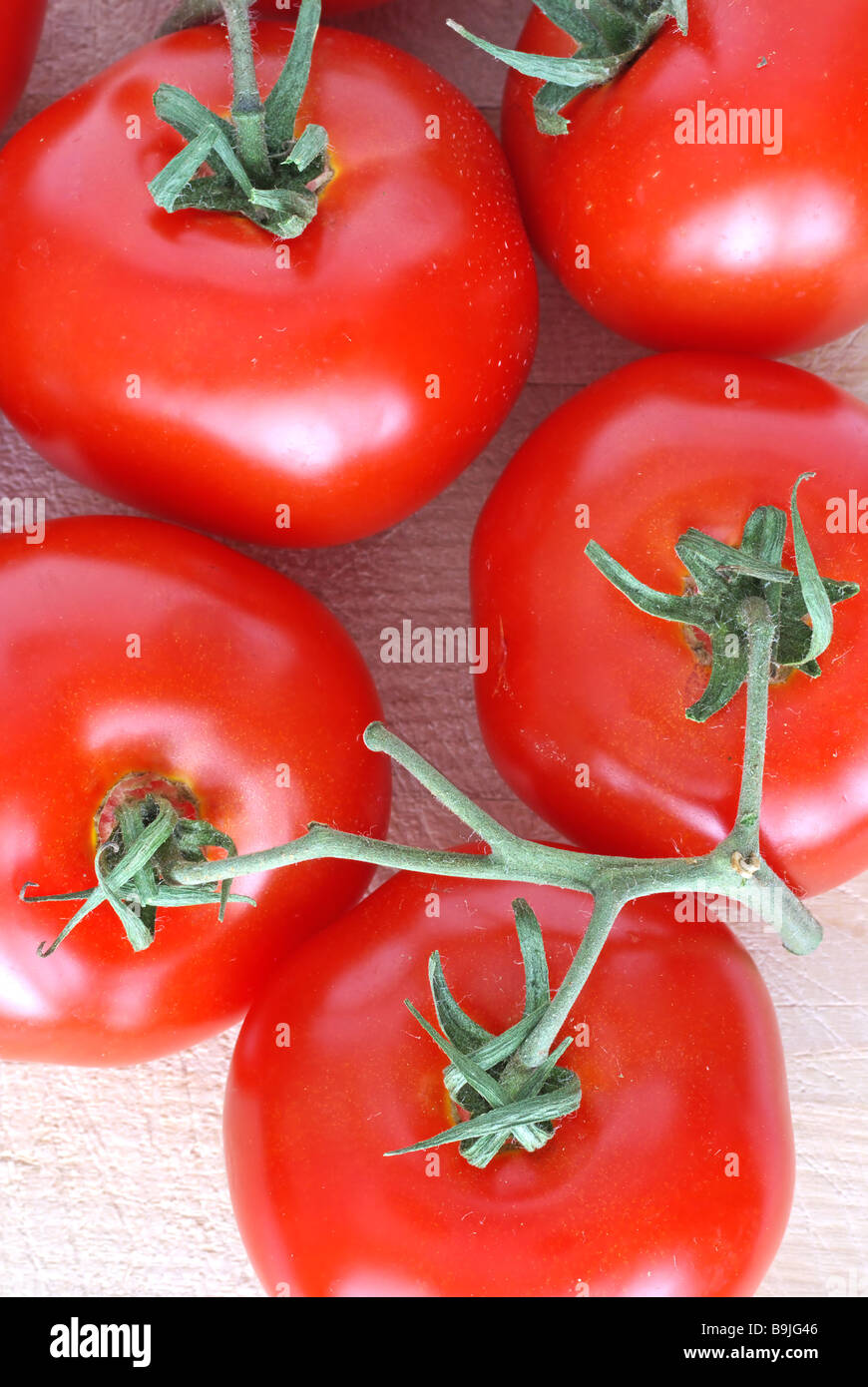 Les tomates sur la planche à découper Banque D'Images