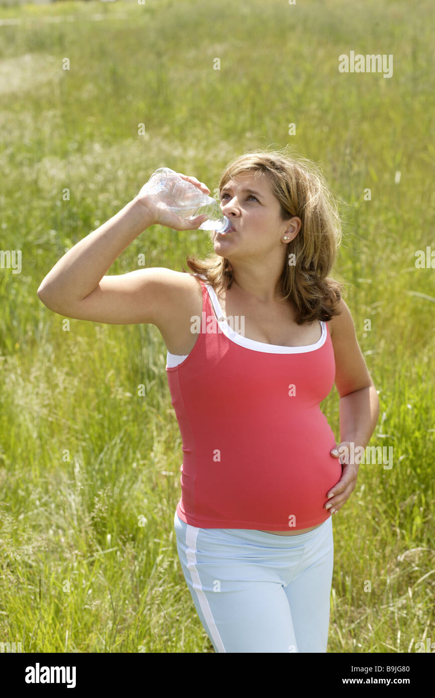 Boisson d'été femme grossesse soif à l'extérieur Banque D'Images