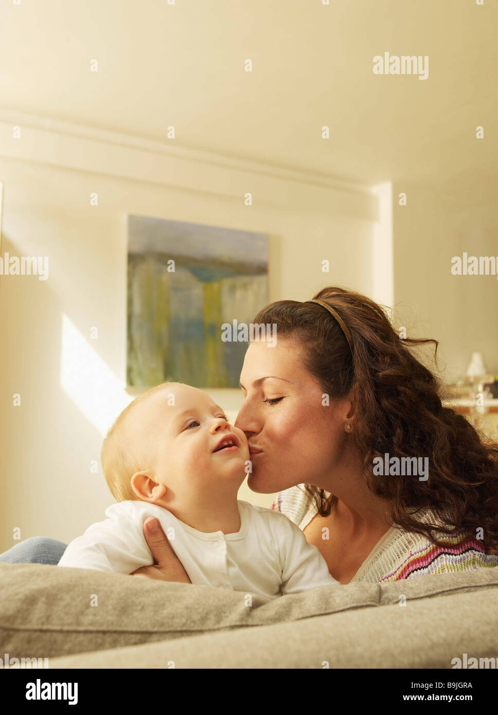 Mère embrassant bébé Banque D'Images