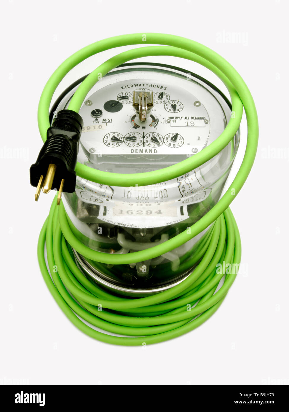 Compteur d'énergie électrique enroulé par une rallonge électrique vert et bouchon Banque D'Images