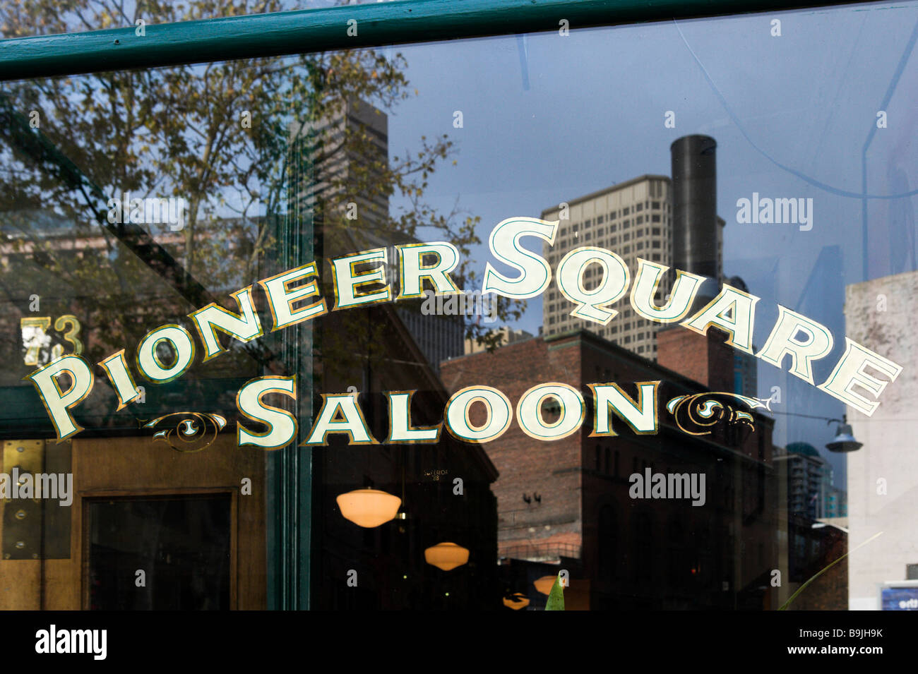 Bâtiments dans le quartier de Pioneer Square reflète dans la fenêtre d'un salon-bar, Yesler Way, Seattle, Washington, USA Banque D'Images
