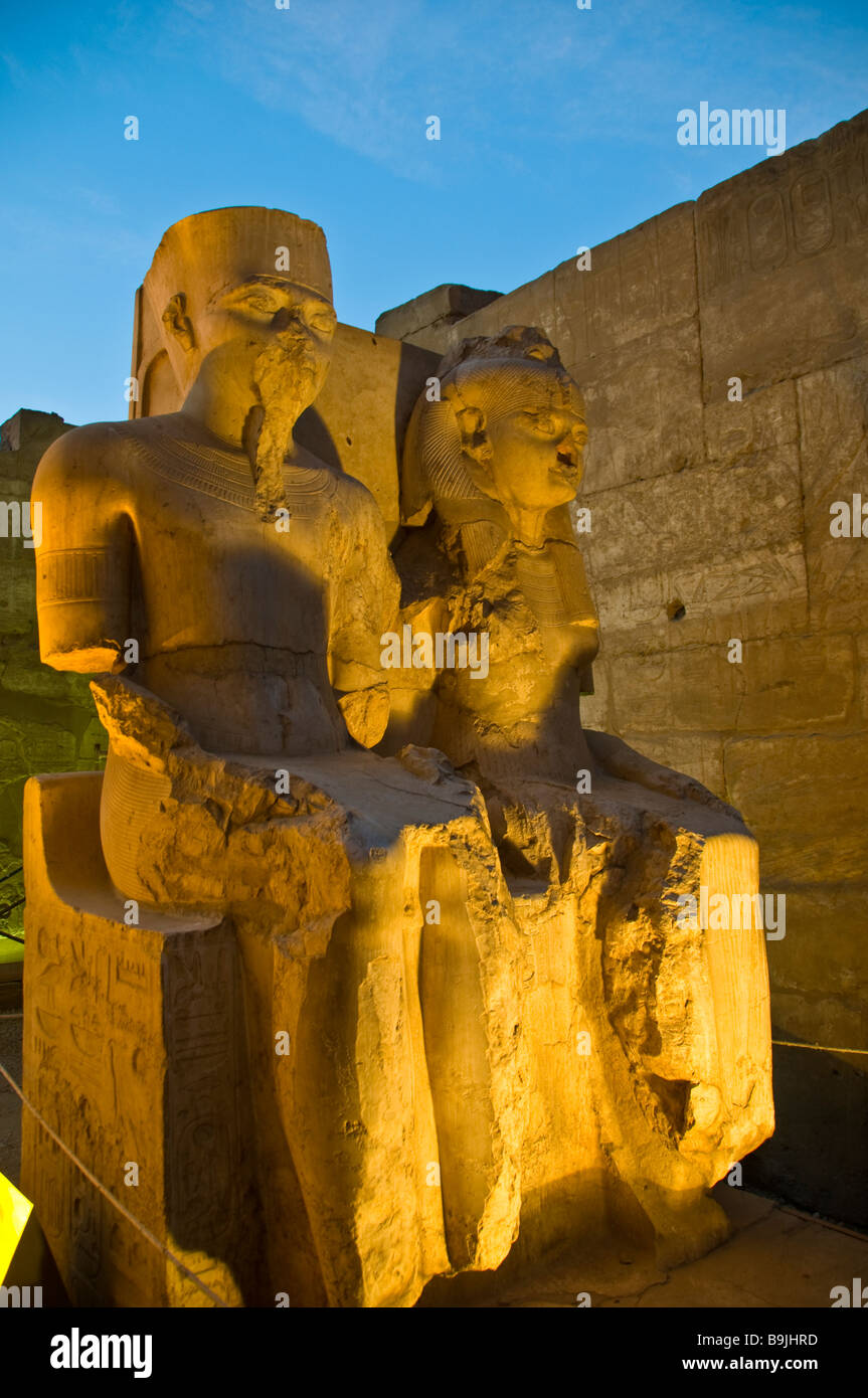 Le temple de Louxor Egypte nuit allumé en dégradé des statues d'image populaire attraction touristique égyptienne Banque D'Images