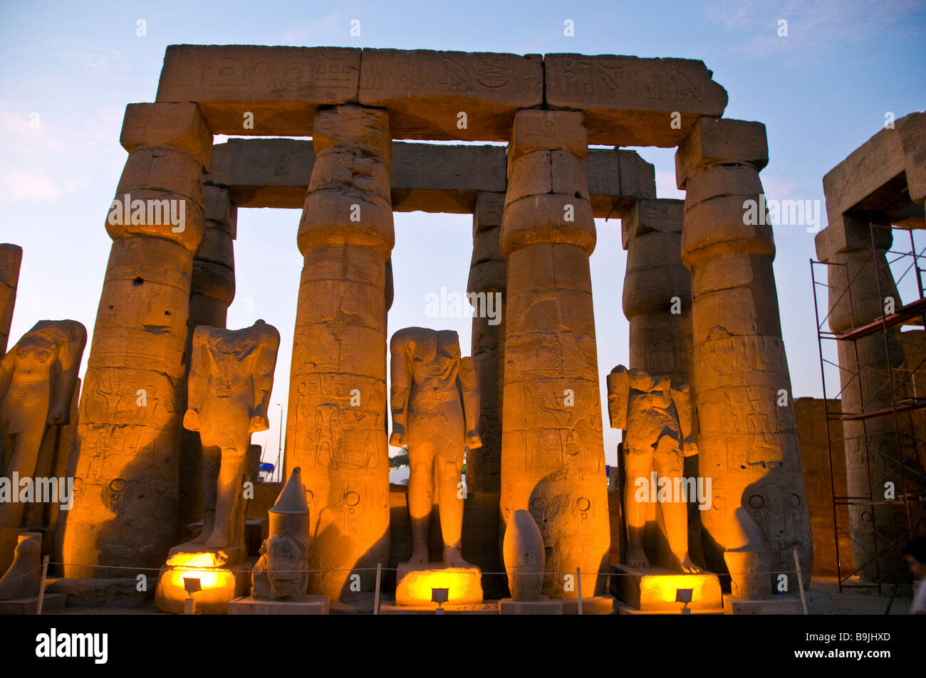 Egypte temple de Louxor illuminé La nuit défigurée d'une rangée de trois statues d'image populaire attraction touristique égyptienne Banque D'Images