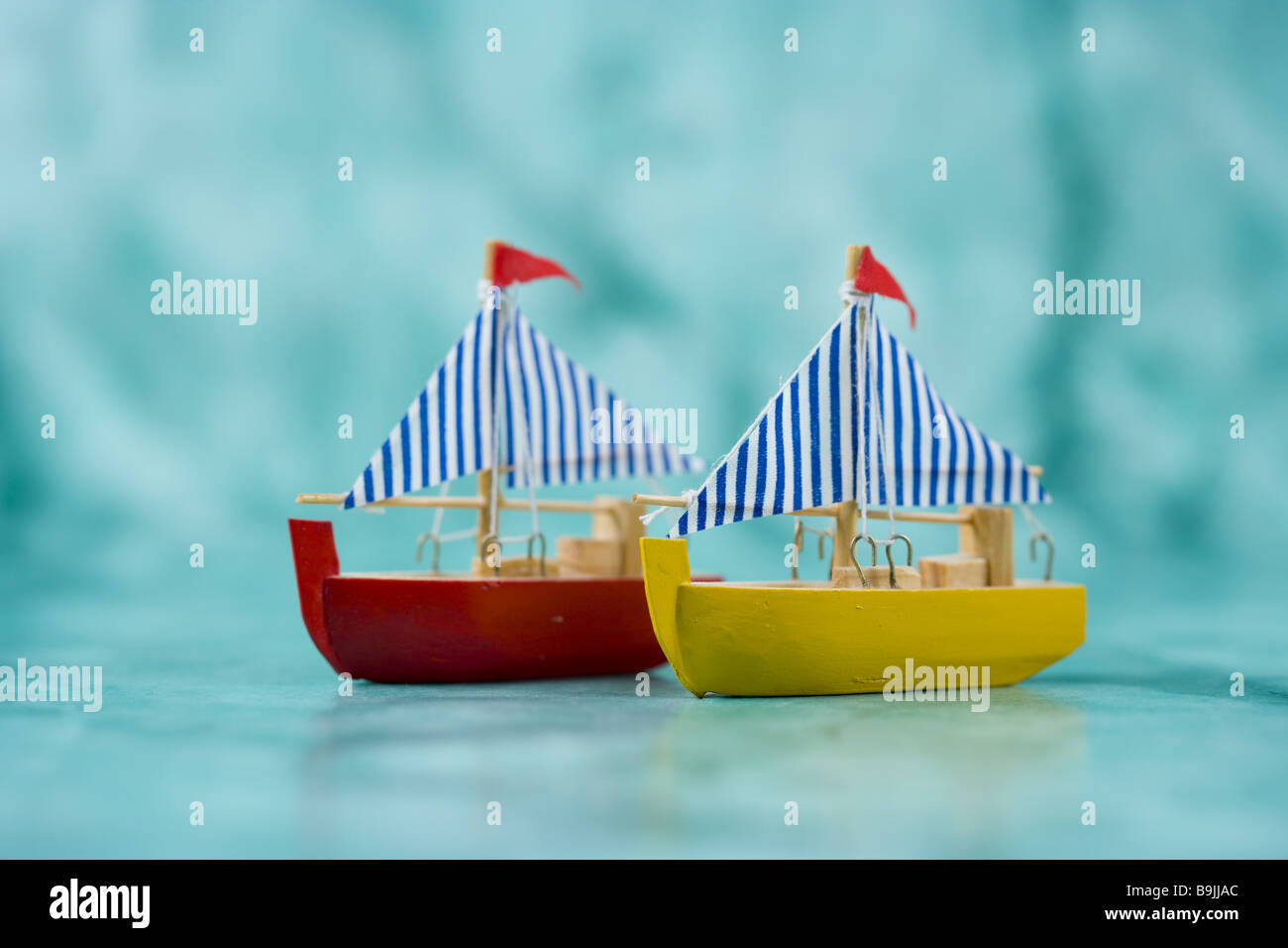 Des navettes à bois symbole décoration loisirs vacances d'été à échapper au quotidien artisanat décoration colorée, bateau bateaux Banque D'Images