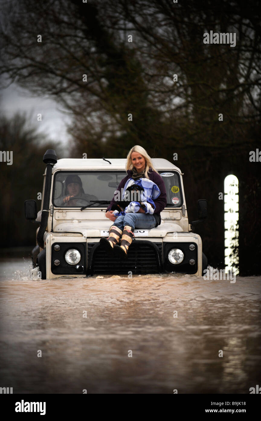 Un Land Rover DEFENDER DURS GRÂCE À L'INONDATION PRÈS DE MAISEMORE GLOUCESTERSHIRE UK JAN 2008 Banque D'Images