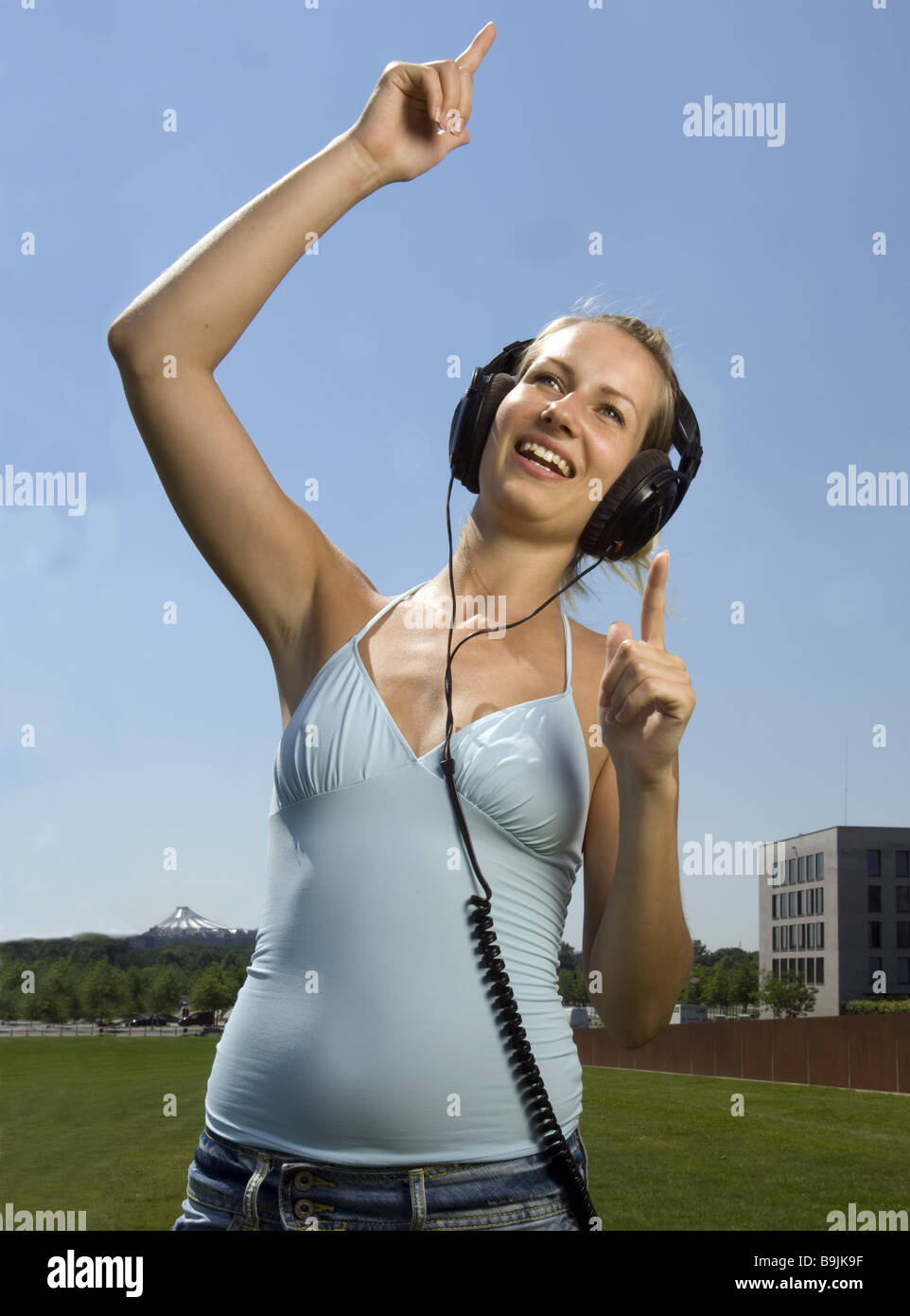 Casque femme prairie semi-danses musique audition série portrait de personnes-favorite music listening music loisirs Vie Banque D'Images