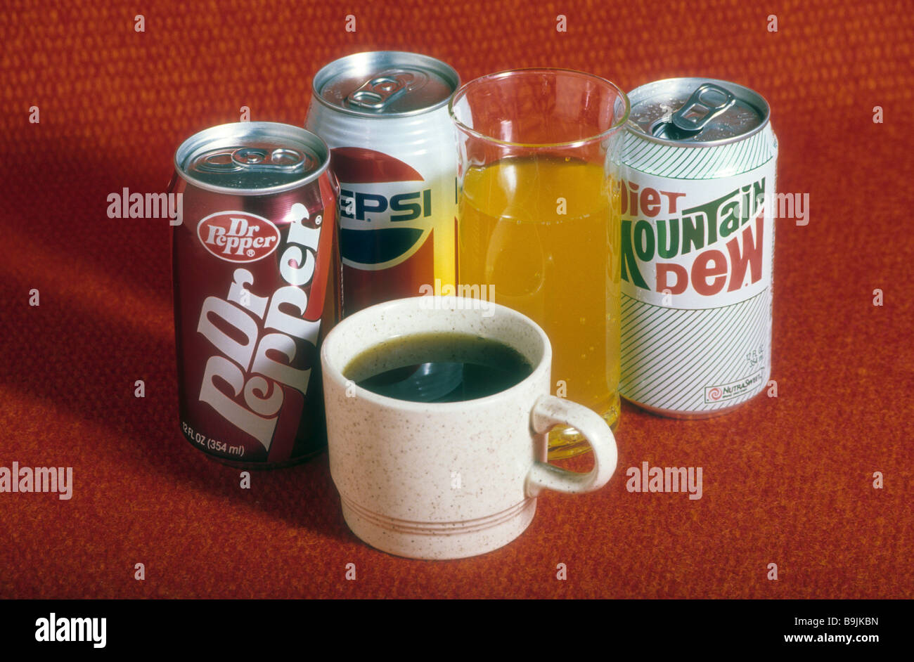 Contiennent la caféine des boissons Café Mountain Dew Pepsi Cola dr pepper verre tasse liquide chimique peut représenter hidden Banque D'Images