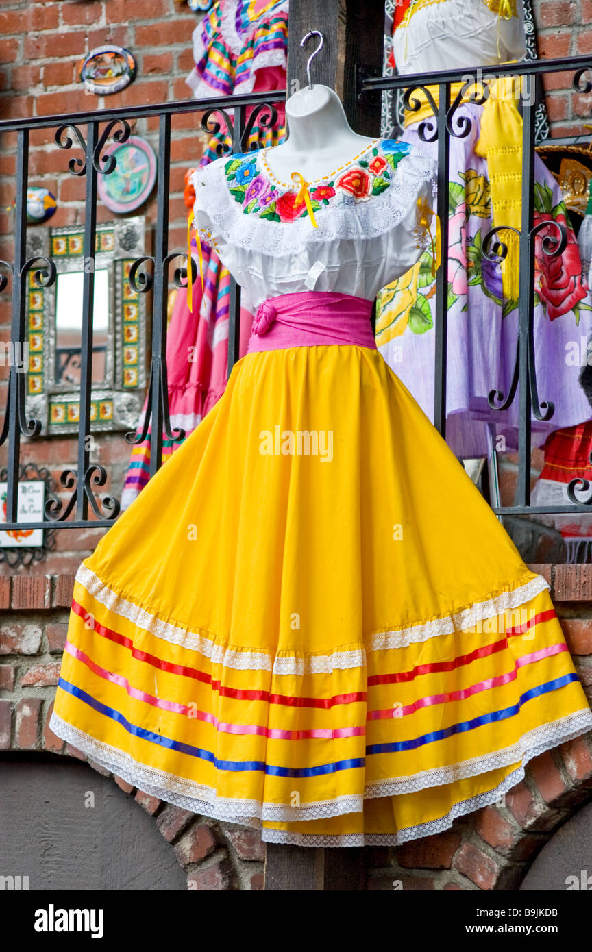 Une robe de paysanne traditionnelle mexicaine étendus dehors d'un magasin de vêtements sur Olvera Street, Los Angeles, Californie Banque D'Images