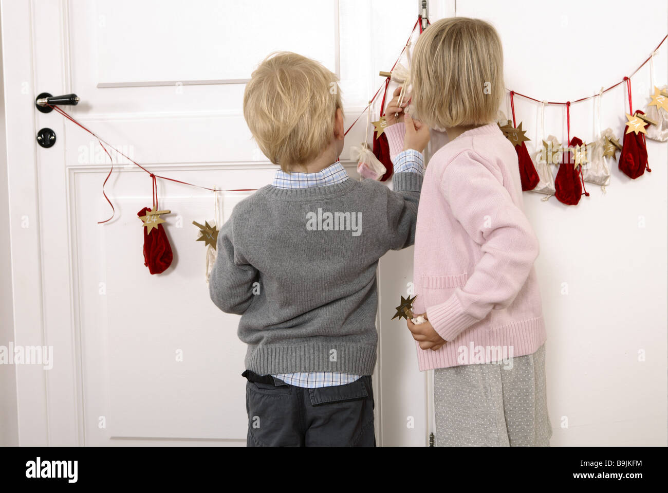 Les calendriers de l'avent Fille Garçon petit sac vue arrière vue 3-4 ans avent avent calendrier-sœurs considérations garçon intérieure Banque D'Images