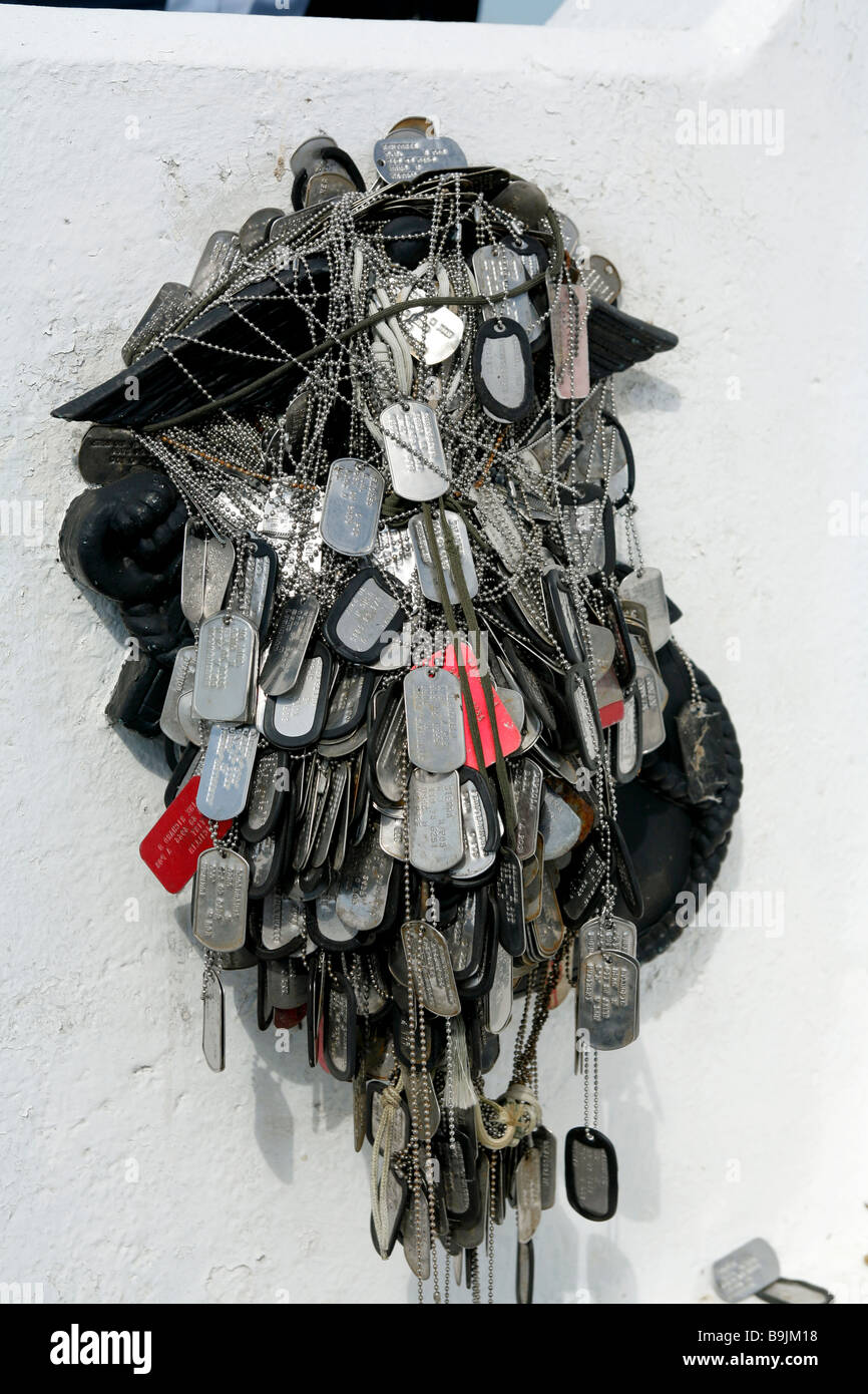 Marine Corps emblème sur mémorial de la Marine sur le mont Suribachi Iwo Jima couverts avec American dog tags Banque D'Images