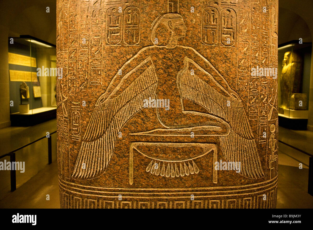 Déesse Isis ailes s'étend sur le granit poli sarcophage de Ramsès III Musée du Louvre Paris France Europe Banque D'Images