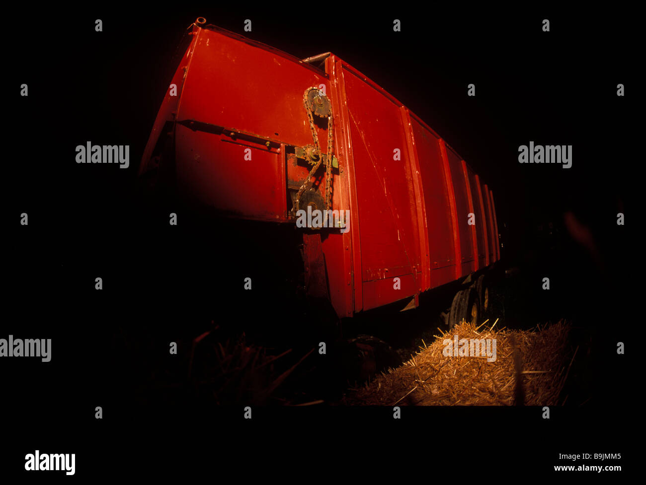 Moissonneuse-batteuse rouge in barn Banque D'Images