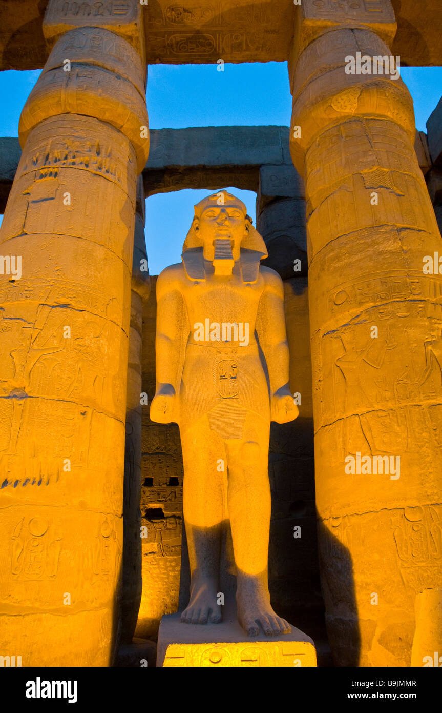 Le temple de Louxor illuminé crépuscule Egypte sculpture pharoah éclairé situé entre deux hautes colonnes attraction touristique égyptienne Banque D'Images
