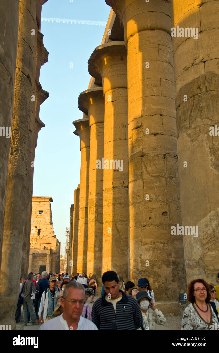 Le temple de Louxor en Égypte en fin d'après-midi, foule de touristes crépuscule iconique grand colonnes hautes attraction touristique populaire Banque D'Images